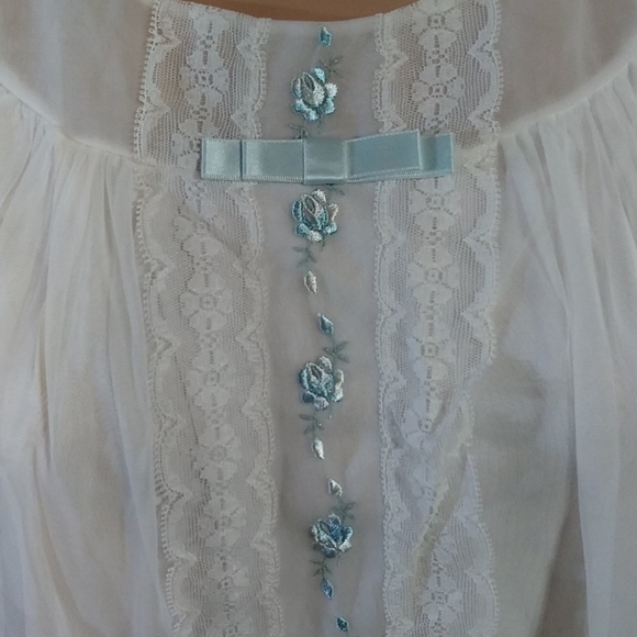 VintageWhite W/Blue Rose Lingerie Peignoir Set (S) - Picture 9 of 10